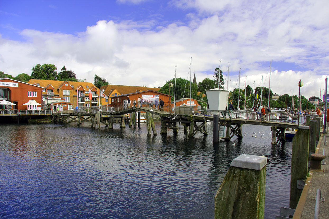 Hafen mit Holzbrücke
